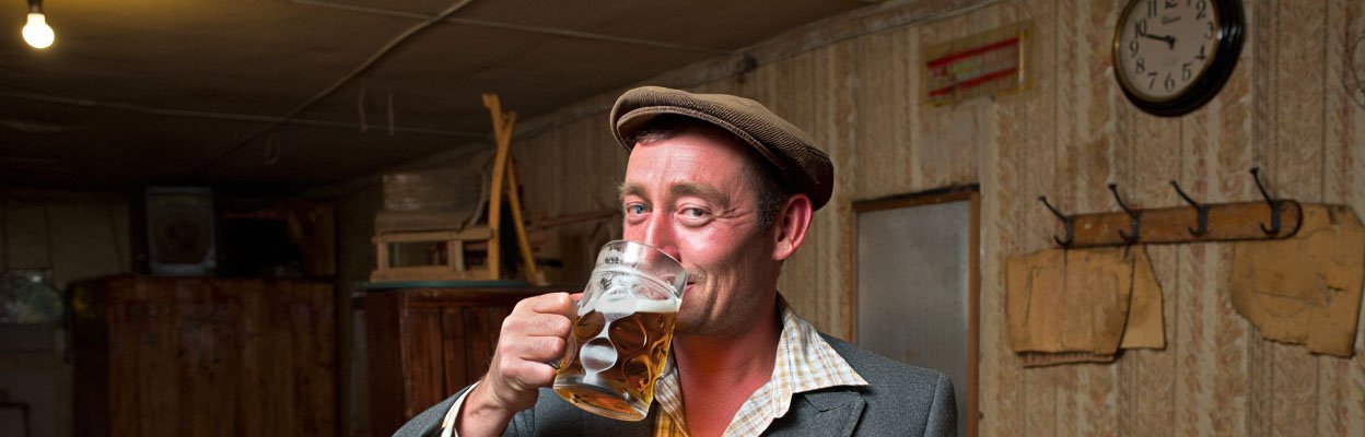 Мужчина с пивной кружкой в руке